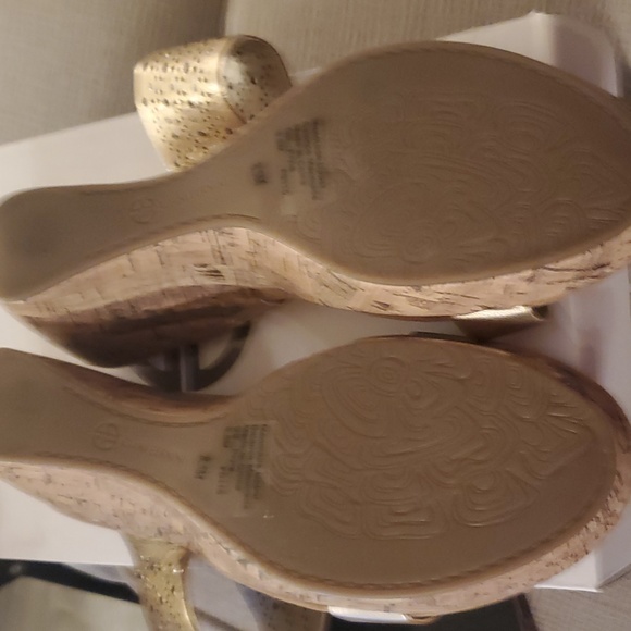 Giani Bernani Pryiaoro gold cork wedge sandals NIB - Picture 6 of 7
